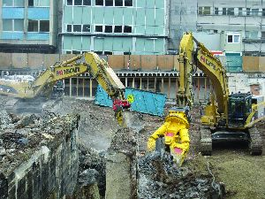 It's important to keep concrete crushing and cutting attachments in peak working condition in order to maximize your return on investment. This includes following recommendations for daily inspection and maintenance prior to use.