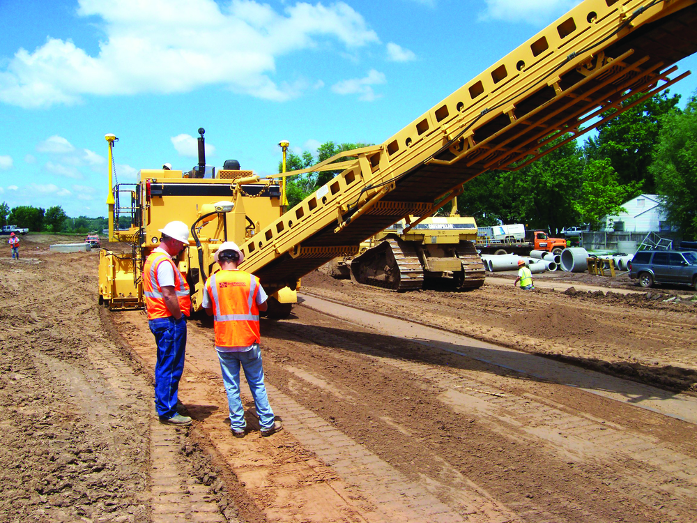 The Terex CMI TR-4503 trimmer-reclaimer is equipped with a Trimble GCS900 grade control system with two Smart GNSS antennas and a CB430 control box installed in the machine control station.