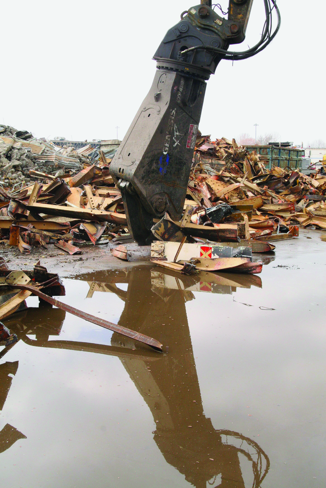 The GXP 400 mobile shear cuts material to prepared lengths for shipment to the mill.