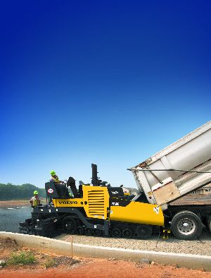 Rubber tracks offer the advantage of greater flotation, traction and stability, which can be an advantage in sandy or loose soils or in steeper terrain.