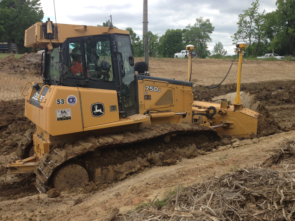 CE Contracting used a Trimble GCS900 grade control system with dual GNSS an-tennas on its John Deere 750K crawler dozer to grade the site.