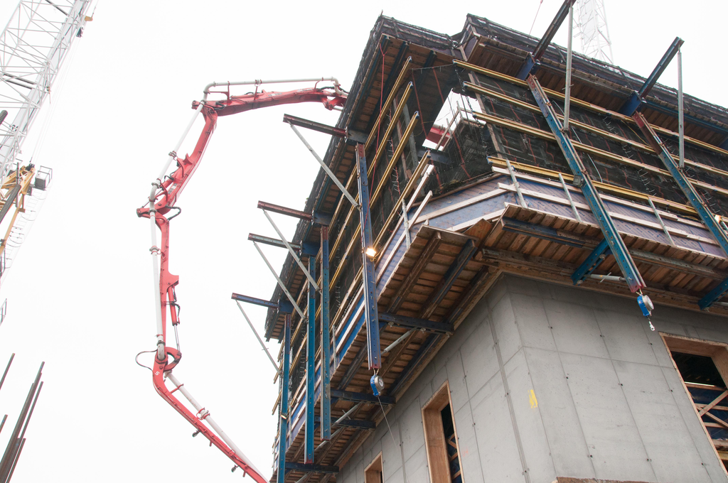 By pressing a button R&S certified staff move the core forms, temporary steps, the placing boom, and a 6-ton crane 16-feet upward to start construction at the next level: