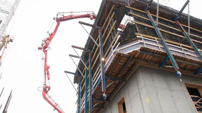 By pressing a button R&S certified staff move the core forms, temporary steps, the placing boom, and a 6-ton crane 16-feet upward to start construction at the next level: