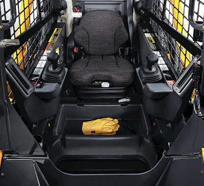 The John Deere E Series even features a courtesy light that stays on for up to 90 seconds after the skid steer is shut down, illuminating the way for easy exits.