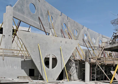 The project also included a combination of construction systems: tilt-up panels with slab design in two directions, tilt-up panels working as retaining walls with double-T beams, and tilt-up panels with concrete slabs in one and two directions.