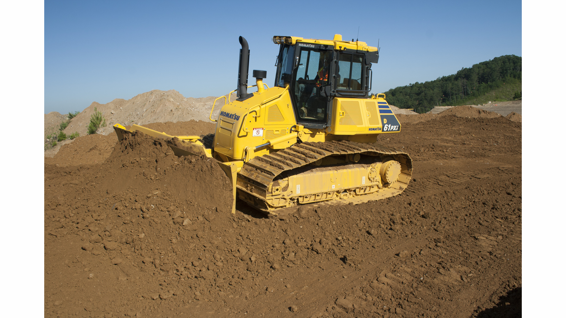 Komatsu_D61PXi_action_lots_of_dirt