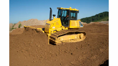 Komatsu_D61PXi_action_lots_of_dirt