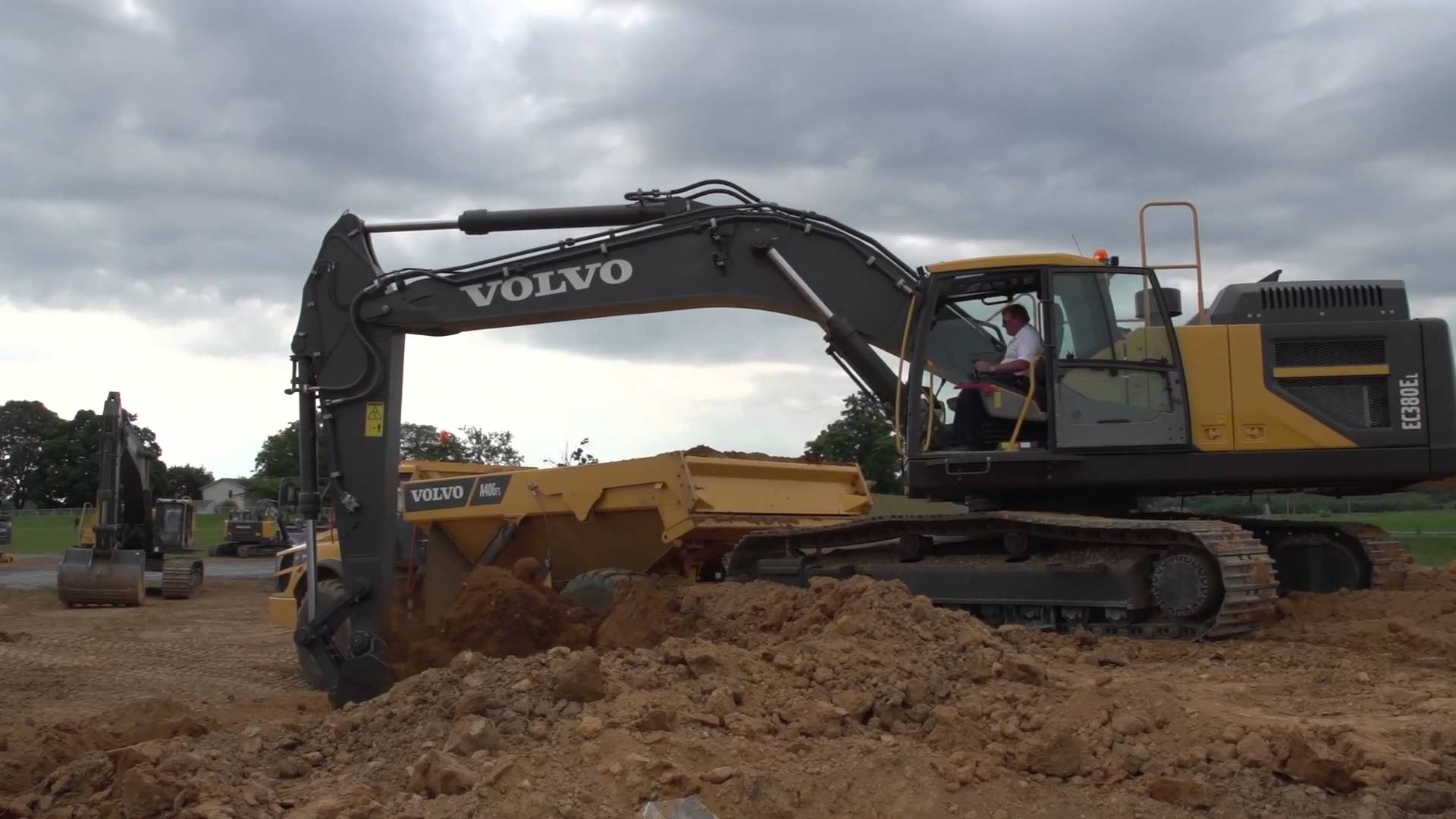 Video: Volvo EC380E Large Tracked Excavator in Action