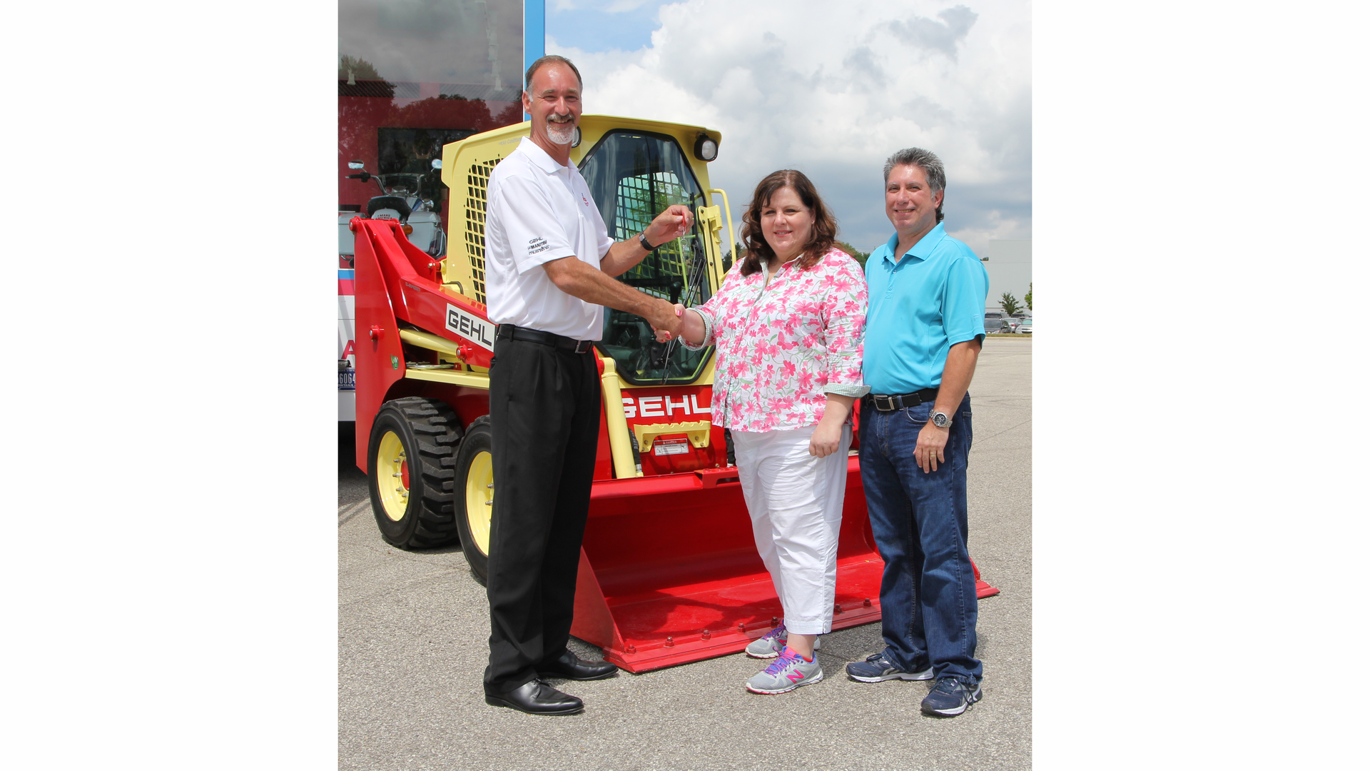 Dan Miller, CEO of Manitou Americas Inc. and President of the Compact Equipment Division hands over the keys to the Gehl R190 ‘Throwback’ sweepstakes winner Beth Hodges and her husband Robert from Indian Trail, N.C.