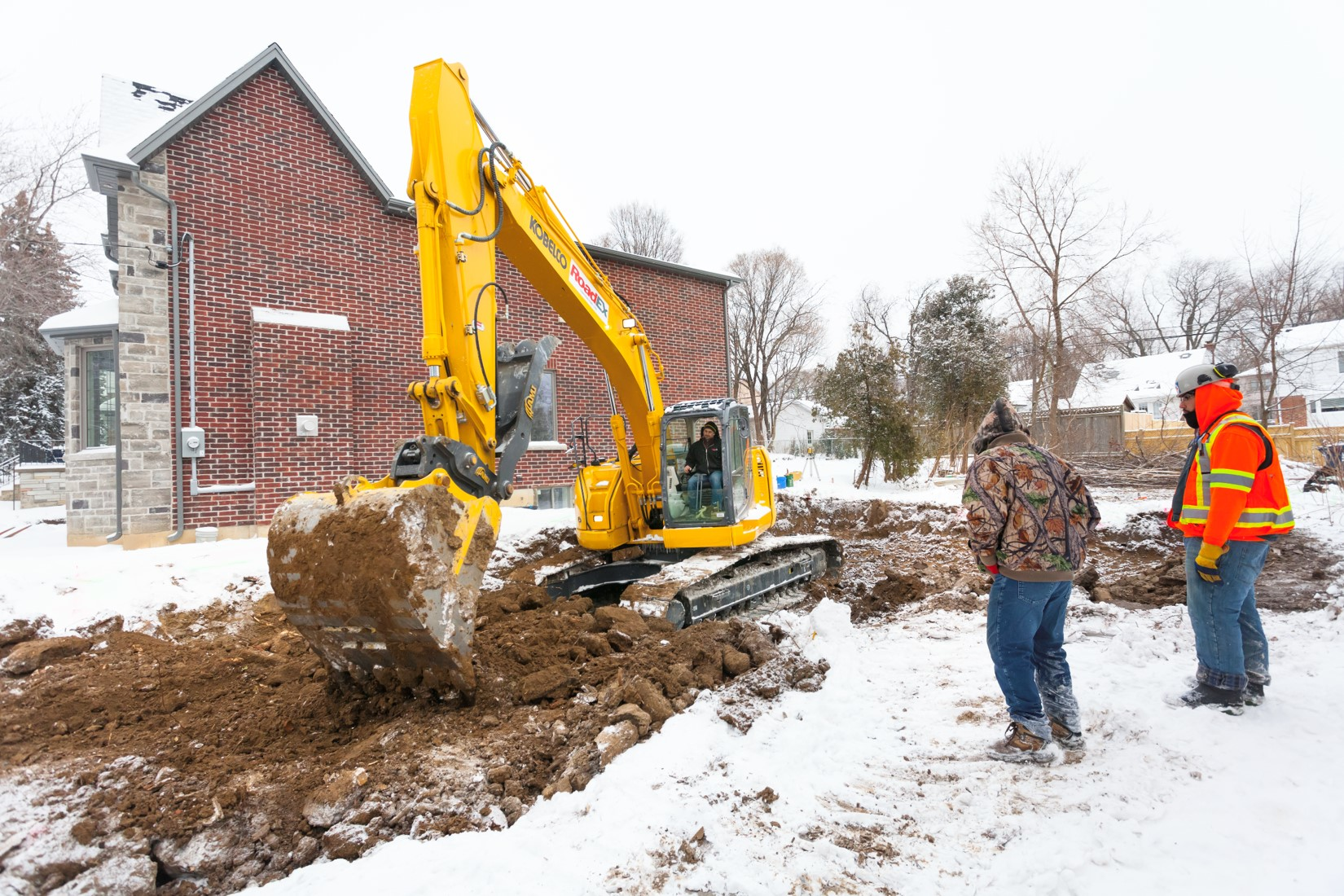 The 260SR has a 36-ft. 9-in. maximum digging height and 32-ft. 4-in. digging reach, with a short rear swing design that provides the ability to perform continuous dig, 180-degree swing and dump operations within a working space as small as 12 ft. 6 in.
