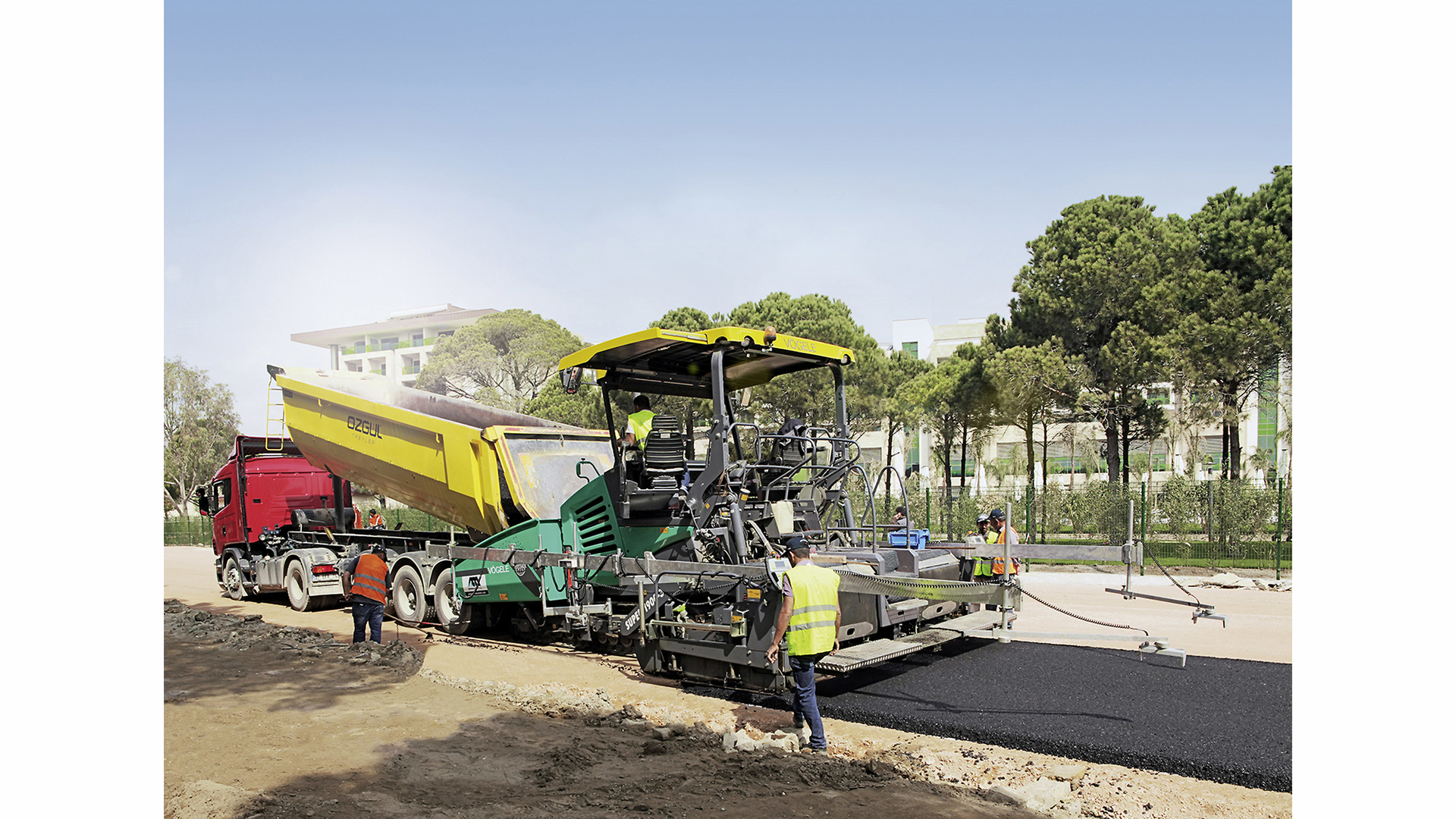 The new “PaveDock Assistant” eliminates misunderstandings between lorry driver and paver operator during transfer of the mix.