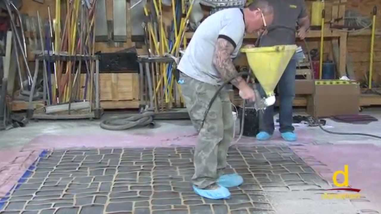 Video: How to Resurface a Concrete Pool Deck, Driveway or Patio Duraamen Microtopping