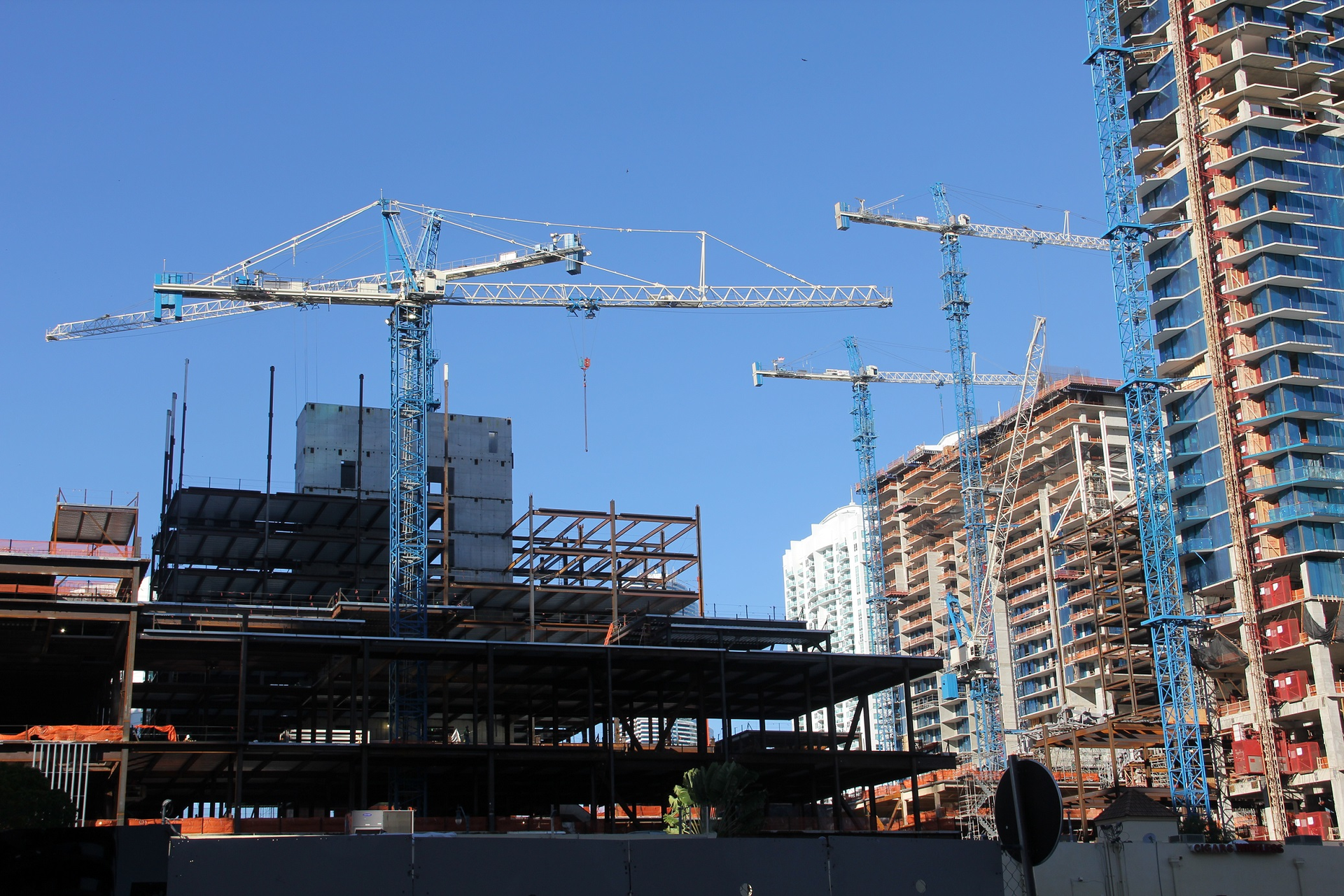Terex transfer masts help Maxim Crane meet the stringent wind-load ratings and gain more flexibility with regard to the initial freestanding crane configurations.