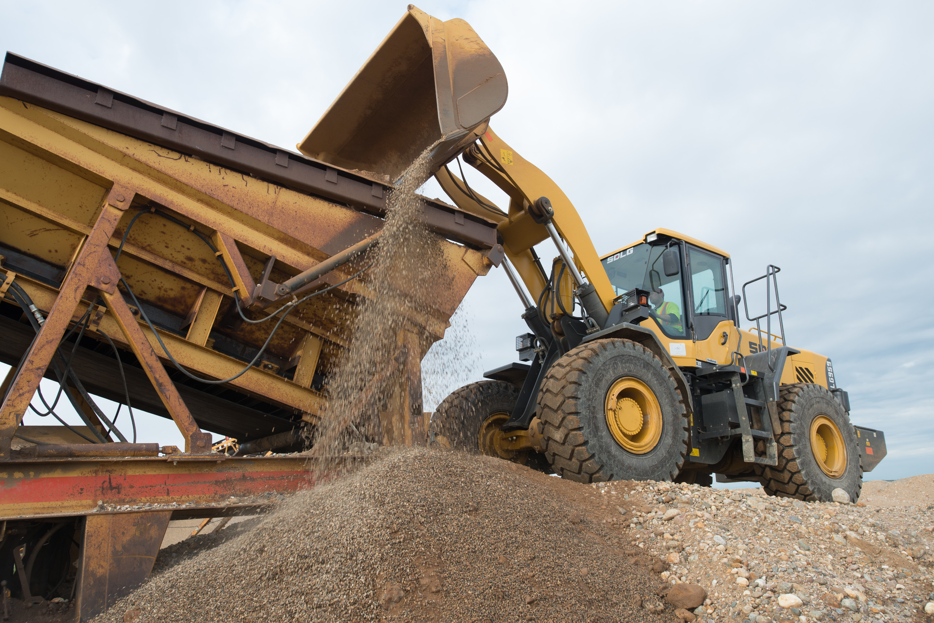 At work in the rock pit, the LG959's 4.0-cu.-yd. bucket size has increased efficiency, feeding the wash plant with up to 193 US tons of rock and gravel per hour.