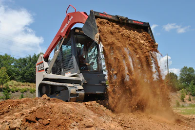 Takeuchi TL10 Dumping Dirt 564cd80ae3470
