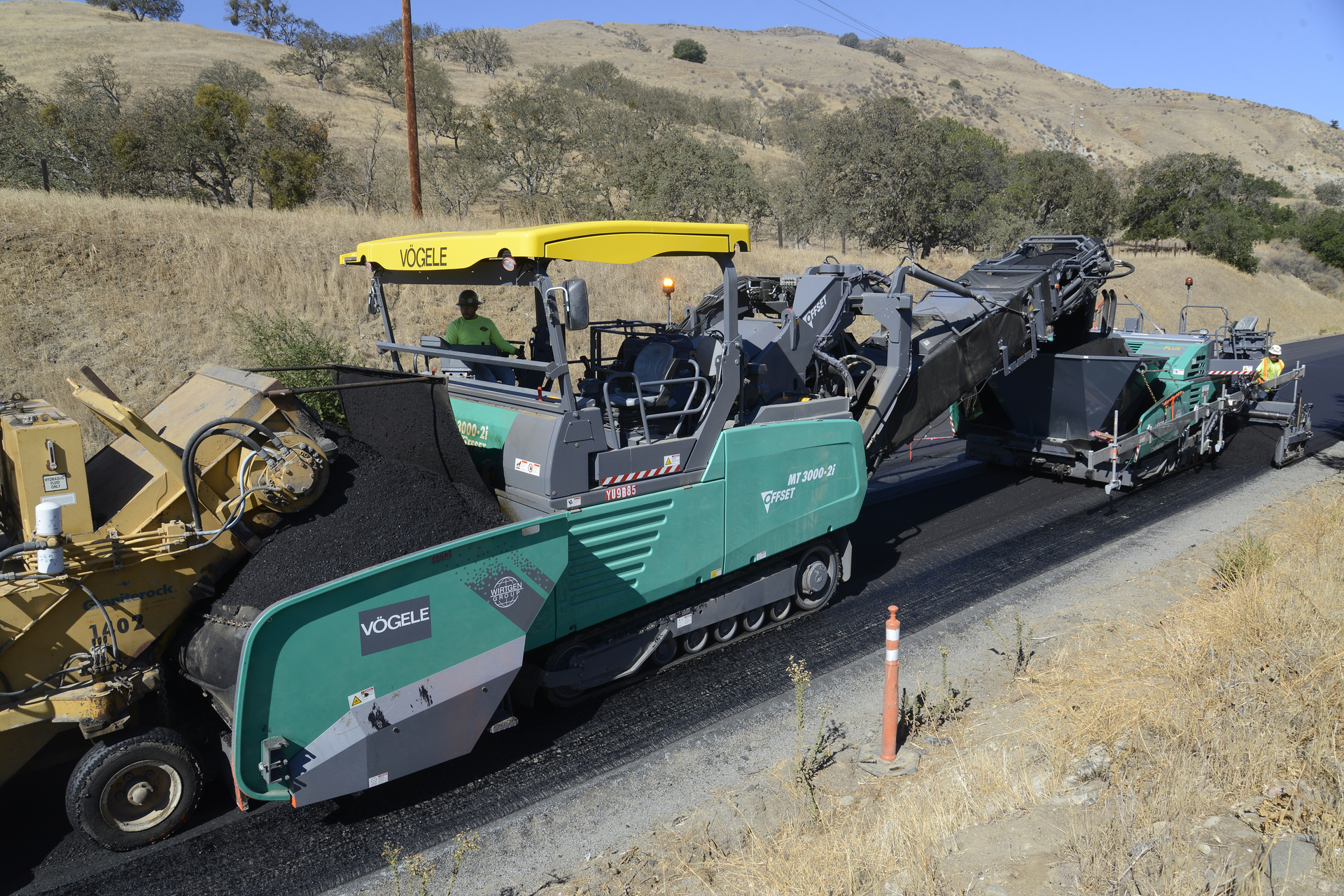 A Vogele MT 3000-2i material transfer vehicle was paired with a new Vision 5200-2i paver with VR 600 screed for the successful pilot project on California's S.R. 25, .