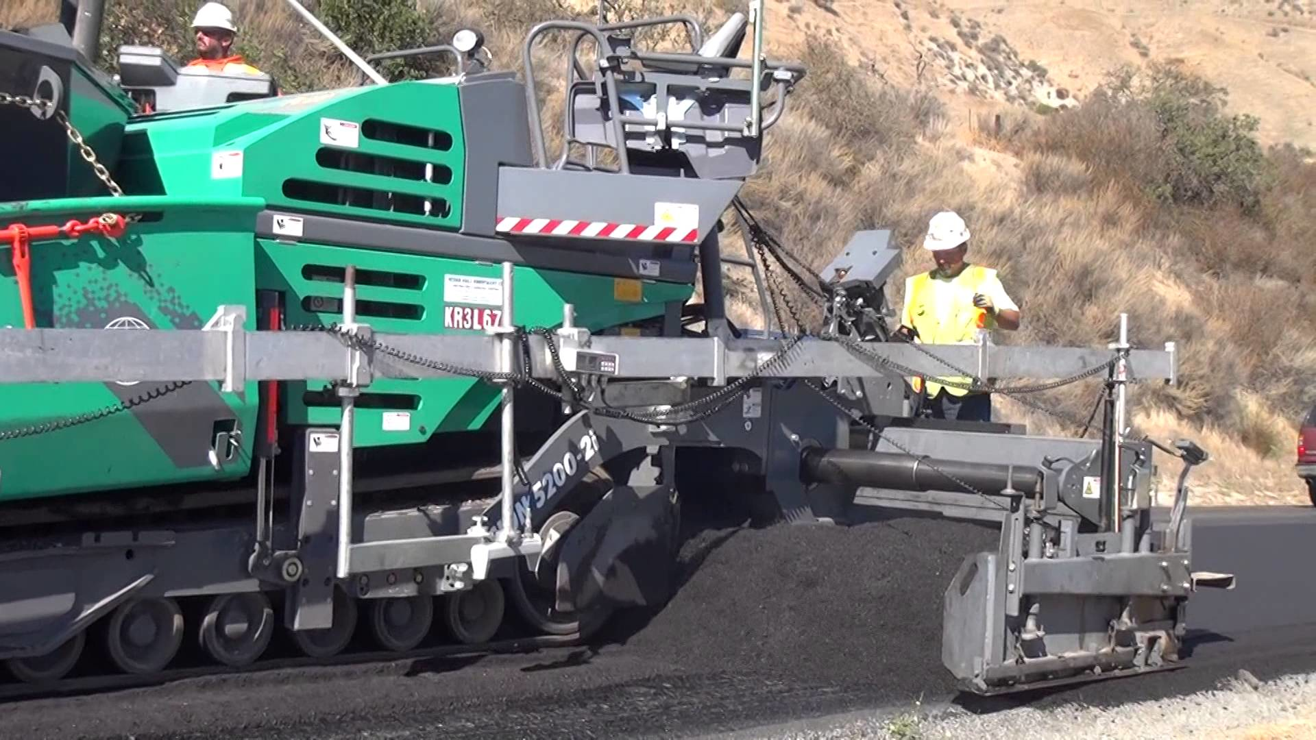 Video: Vögele MT 3000-2i MTV Feeds a Vision 5200-2i Paver on California Highway