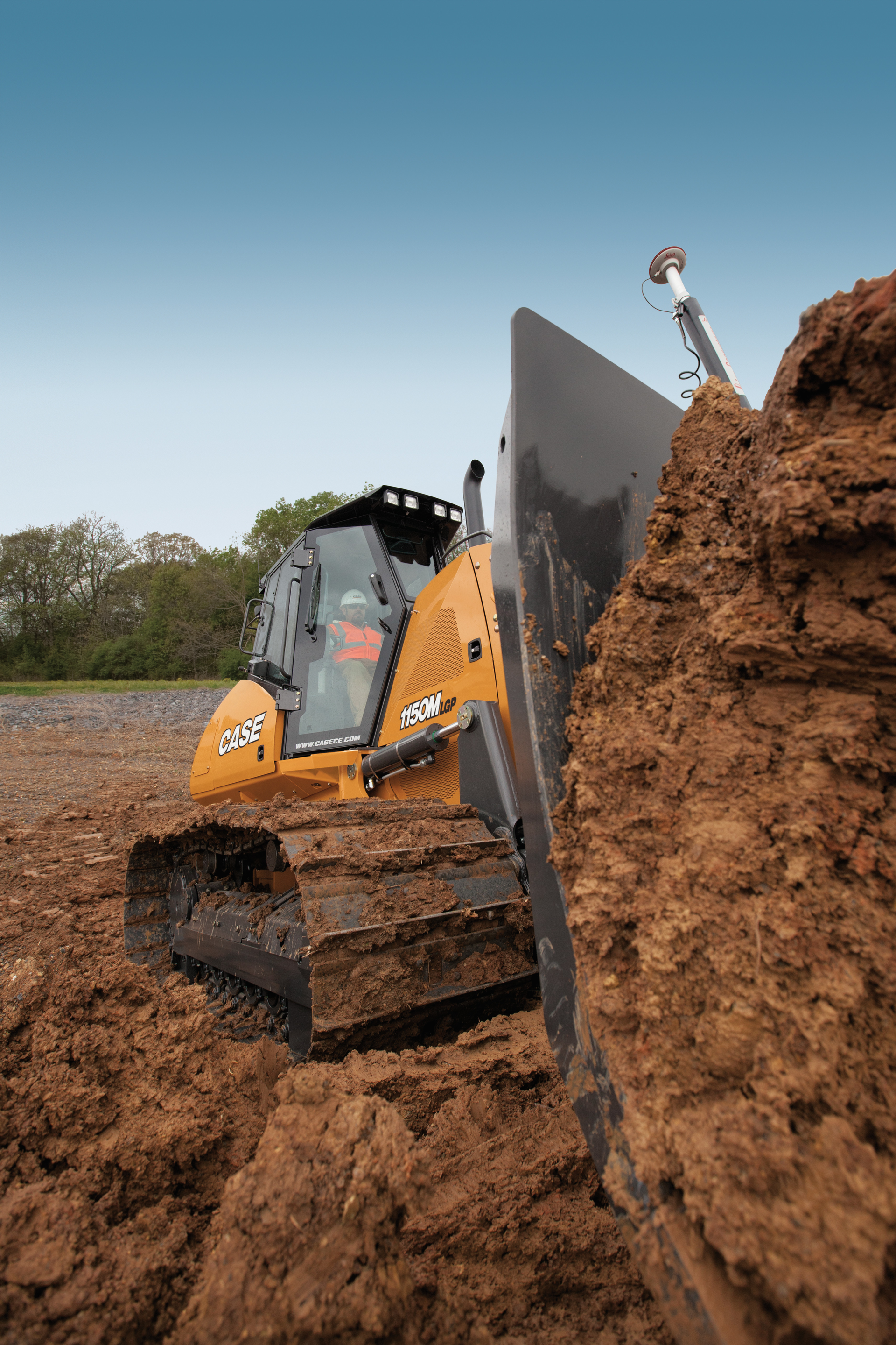 With a load management system, the machine will always attempt to optimize the balance between torque and speed to maximize productivity. As the dozer builds a load in front of the blade, the load management system reduces the track speed to provide more torque to the ground.