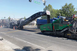 The milling and mixing rotor of the Wirtgen 3800 CR granulates the damaged asphalt layers to a depth of 18 cm. At the same time, cement is mixed in and water and bitumen emulsion or foamed bitumen are injected into the mixing chamber via injection bars. The final mix is transferred via the discharge conveyor directly to the material hopper of the Vögele paver which then paves true to line and level. Afterwards, Hamm asphalt rollers compact the pavement.