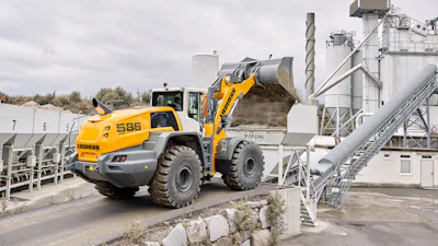 Liebherr offers its continuous tractive force regulation, which works automatically – a true asset for novice wheel loader operators.