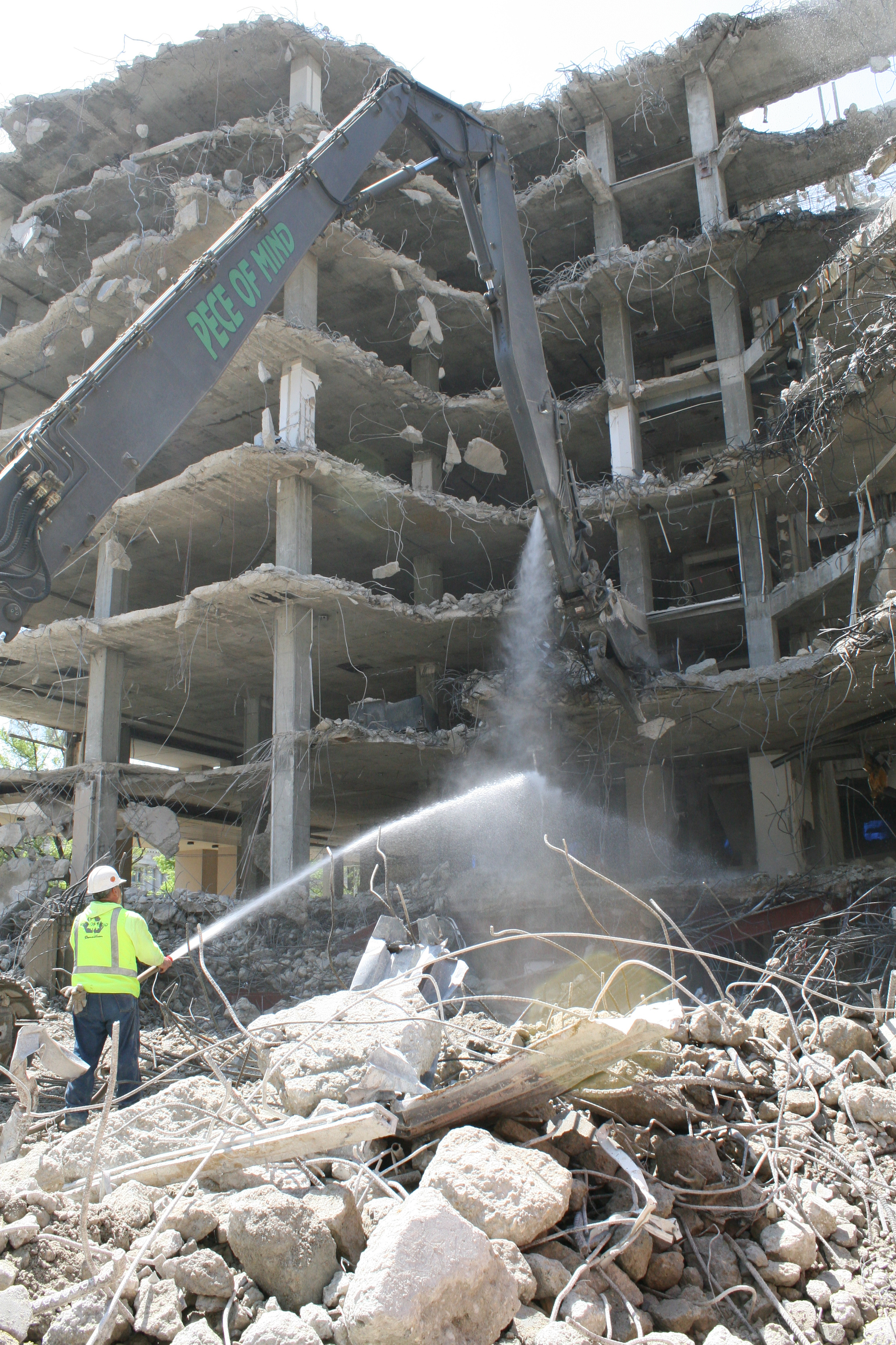 Pece of Mind Environmental used a Genesis GDT 290 Razer attachment with a long reach boom because it provided a lighter weight but a large jaw opening.