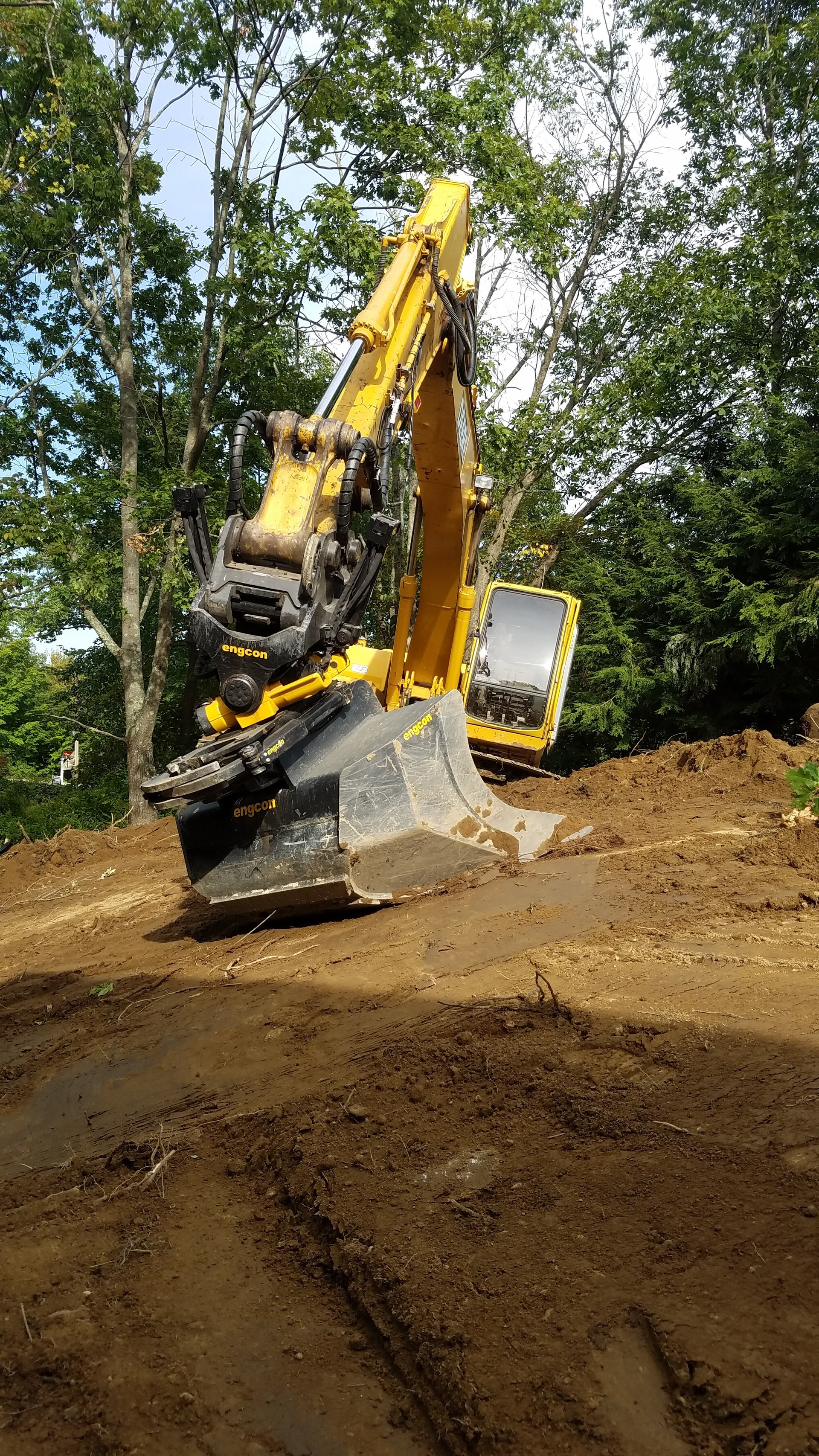 The tiltrotator can be connected to engcon's Q-Safe quick coupler and combined with the EC-Oil, a hydraulic system that allows automatic connection of hydraulic tools and accessories from the cab. This enables quick attachment changes from the operator seat.