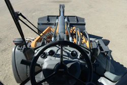The Case G series wheel loader features a redesigned front windscreen – the traditional three-pane front windscreen being replaced with a single large curved windscreen. This new windscreen improves the continuity of the operators’ visual field and reduces potential blind spots during operation.