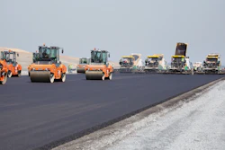 The entire fleet of 12 SUPER pavers is working 'hot on hot'. This means the seams are significantly better protected against water penetration and can withstand stresses for longer.