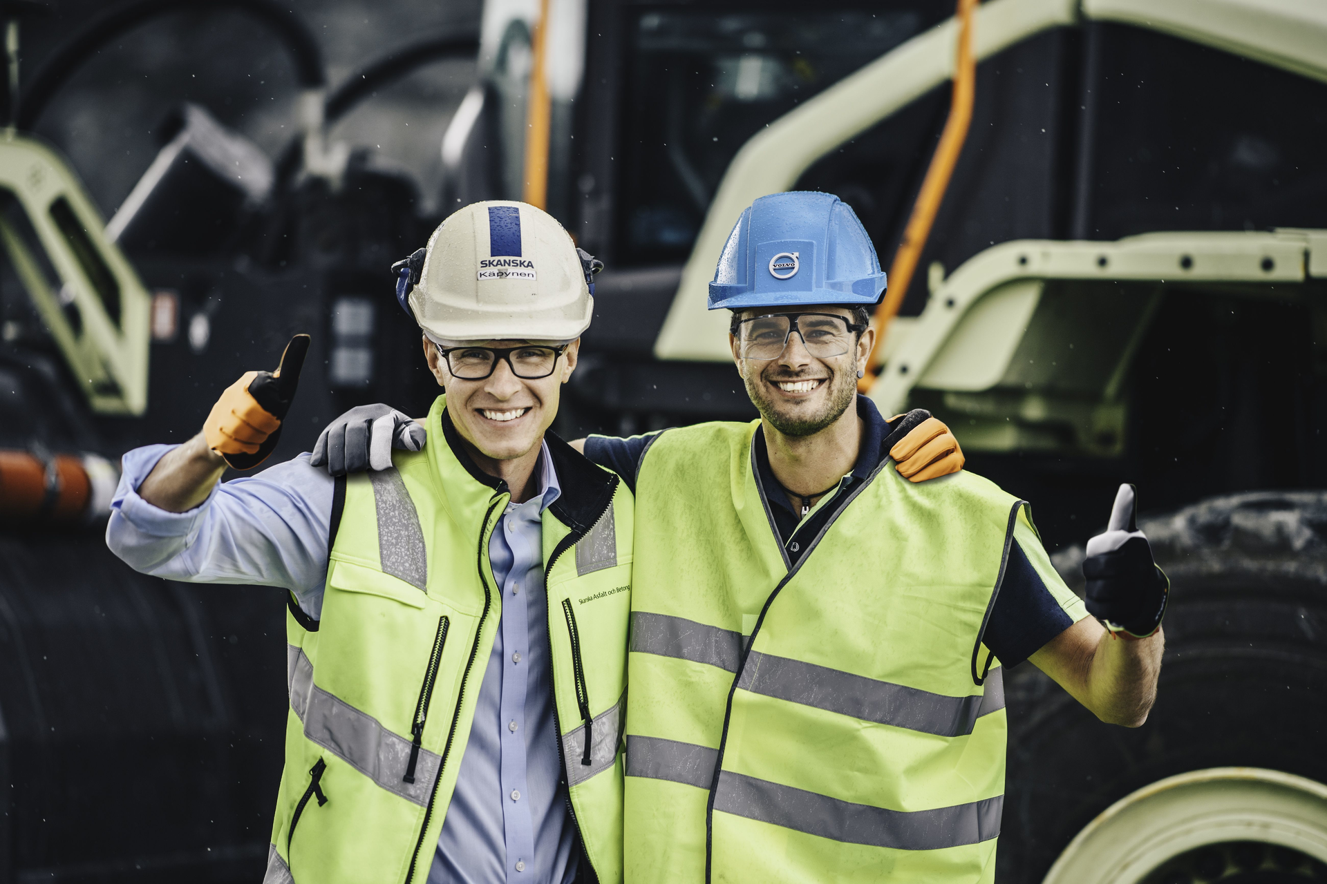 Joakim Käpynen, production manager at Skanska’s Vikan Kross site and Uwe Müller, chief project manager for Electric Site at Volvo CE.