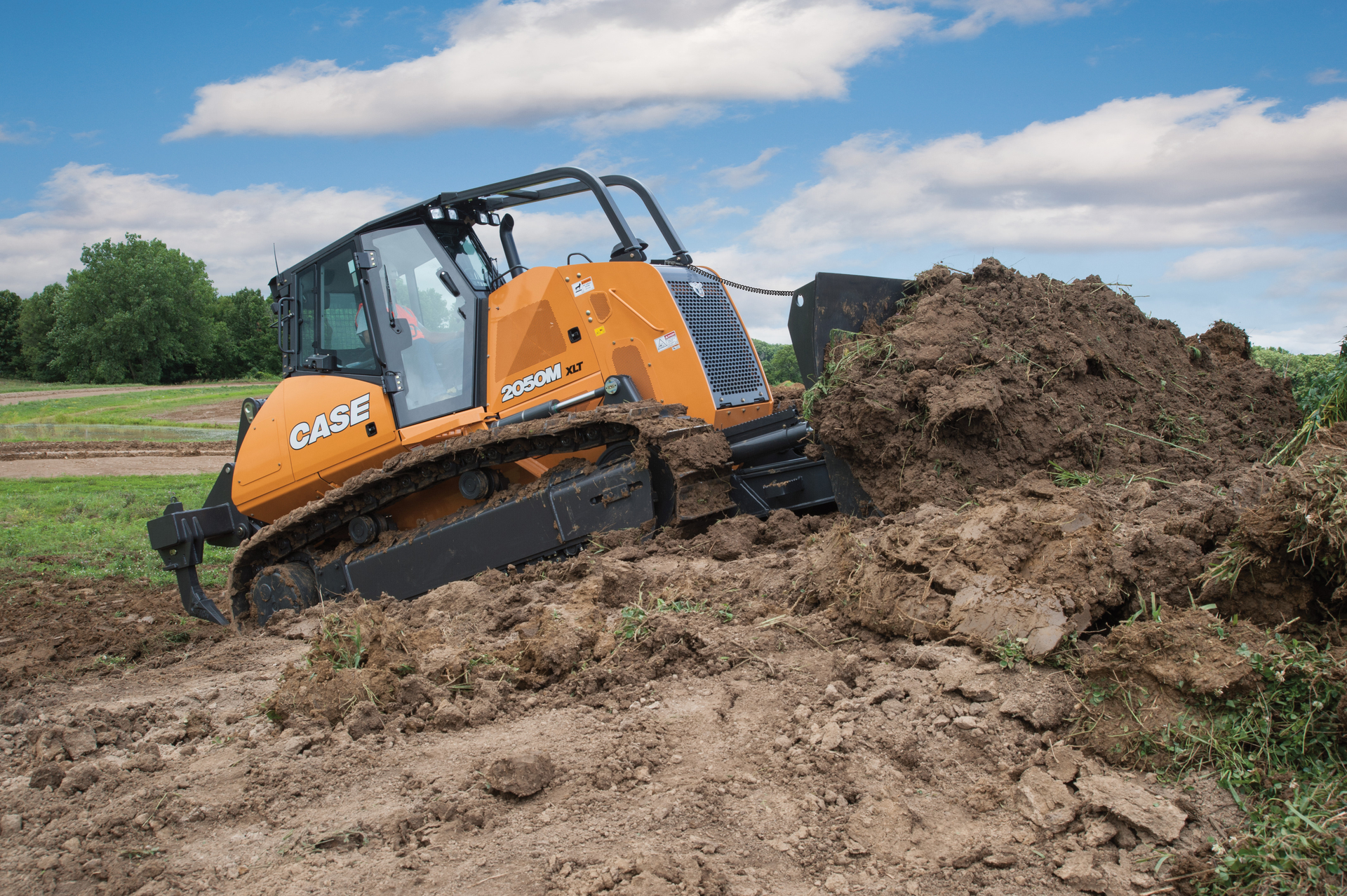 The Case SiteControl CoPilot system was developed for use with M-Series dozers and allows operators to set a desired slope/grade reference, and automatically holds that grade/slope without the need for lasers, masts or GPS.