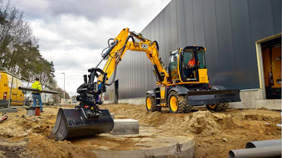 The JCB Hydradig has a twin articulation boom with a 2,025-lb. lift capacity through 360°. A tilt-rotator ensures easy load handling and placement.