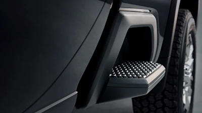 New cargo-bed side steps in front of the wheel openings available on all box styles.