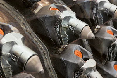Depending on the application, PCD cutters from Wirtgen provide a significantly longer service life, enhanced machine productivity, increased machine availability, constant milling pattern and improved working conditions due to minimized maintenance efforts.