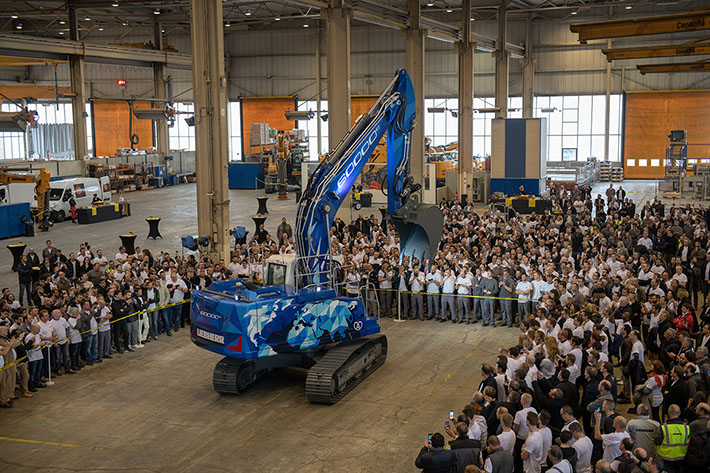 The 60,000th crawler excavator by Liebherr-France SAS was presented to all staff on March 1st.