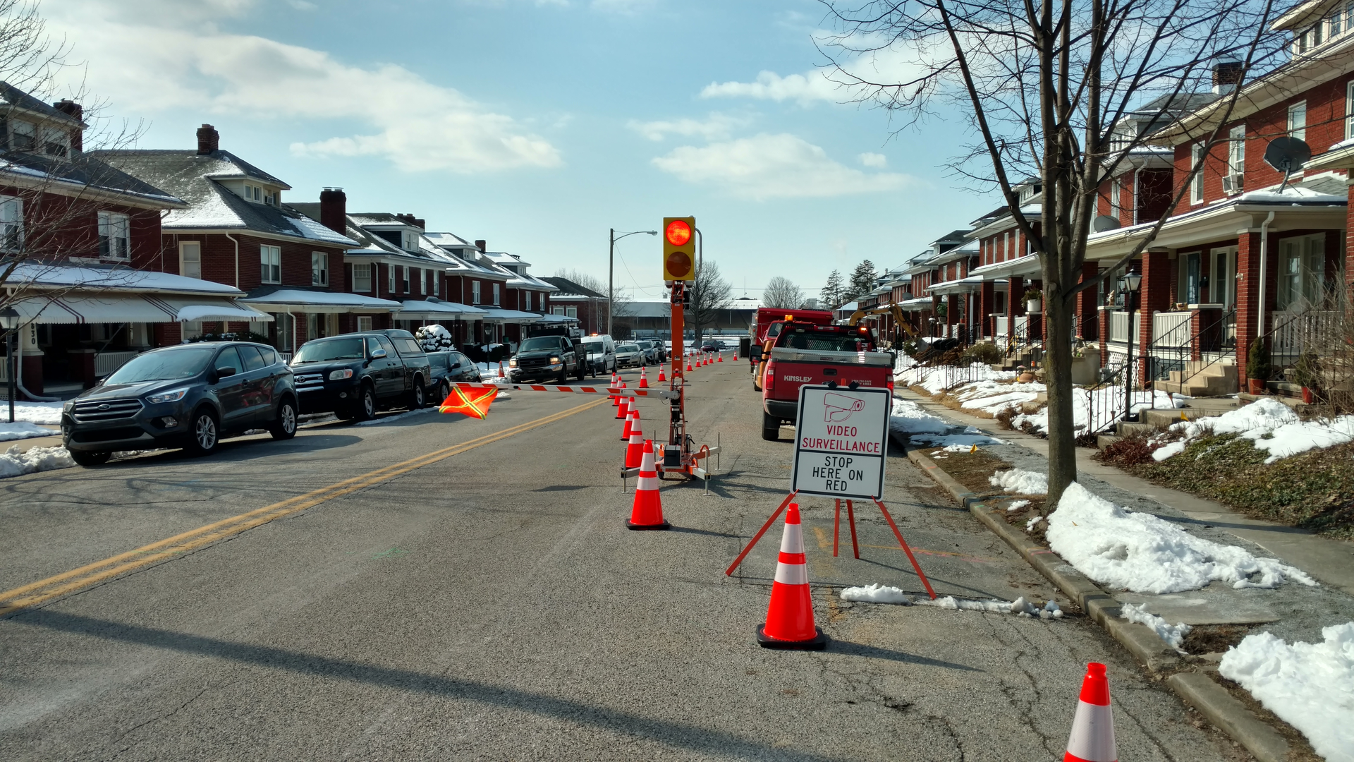 Designed for use on short-term projects, the Guardian SmartFlagger features a flag mounted to a barrier arm and red and yellow lights to reinforce the position of the flag.