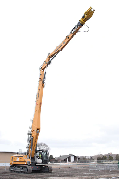 With a reach of 83 ft. and the capacity to handle a 7,720-lb. tool, the R 950 is large enough for major jobs, yet is easily transportable thanks to a hydraulically expandable undercarriage.