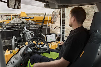 Powered by the Volvo Co-Pilot display, Dig Assist Start and Load Assist provide real-time guidance for operators to enhance performance, productivity and safety.