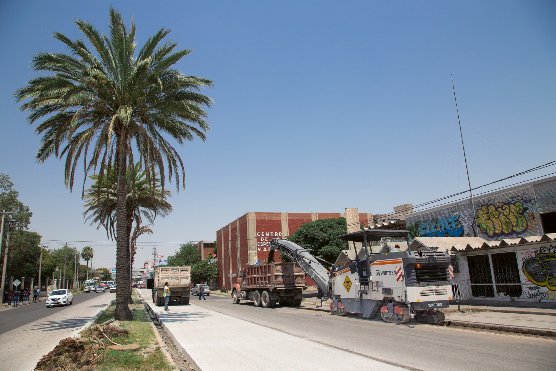 A Wirtgen W 150 CF compact milling machine was taksed with milling 15 miles of one of Mexico's most important economic and industrial centers.