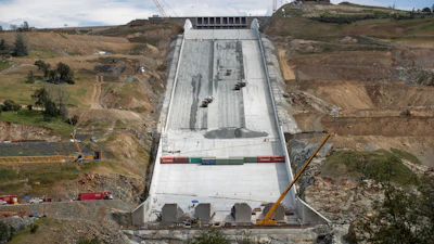 Safety played an important role during the rehabilitation project. In order to protect the workers and their equipment, cargo containers secured the lower end of the spillway.
