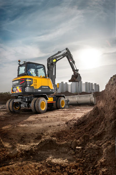 A common misconception about wheeled excavators is that you lose the stability of a crawler, but that simply is not the case with a good wheeled excavator. They can be every bit as stable as a comparable crawler