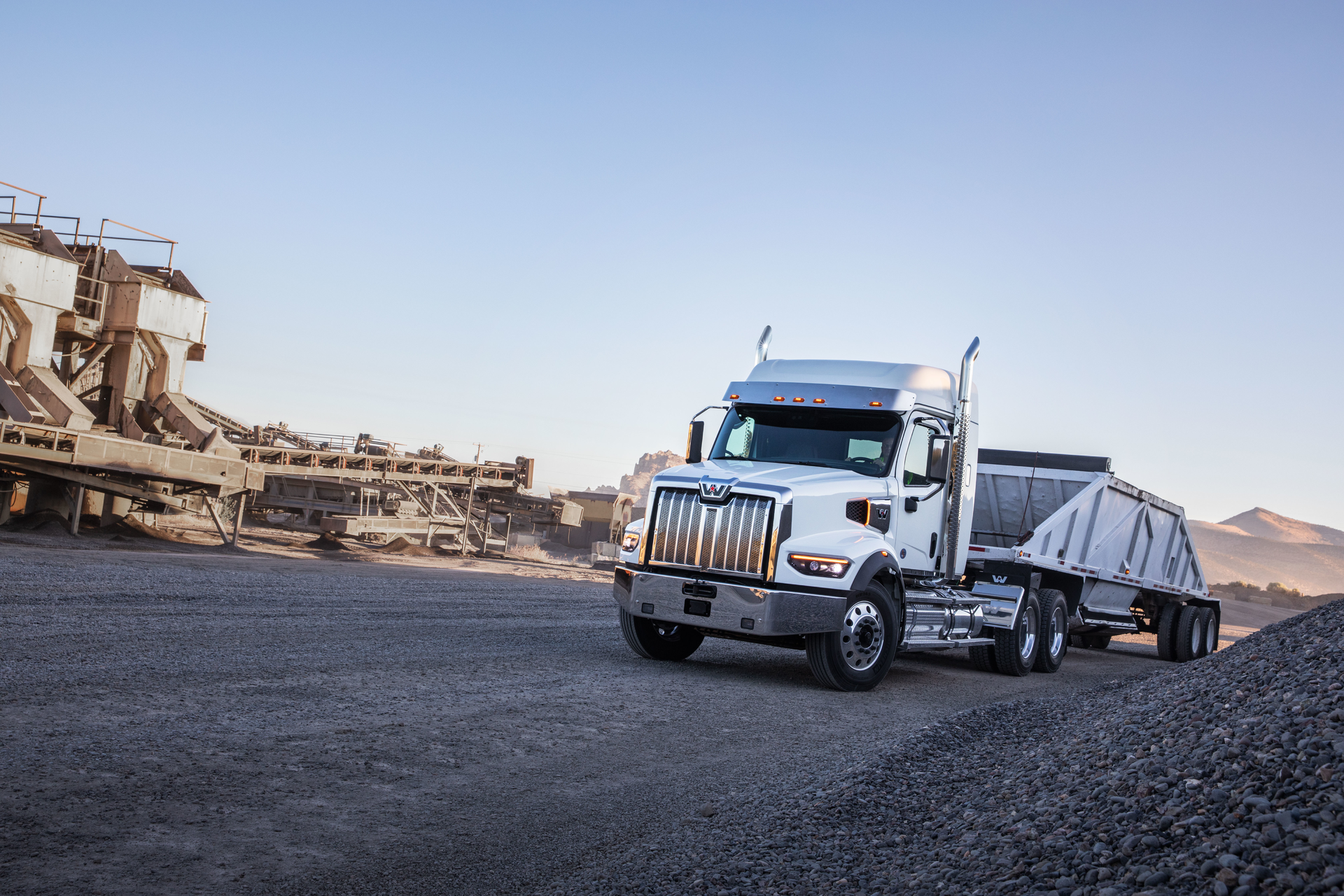 The Western Star 49X features a stronger, lighter chassis that is equipped with the company’s new X-series cab. It enables a total weight savings of over 350 lbs. in like-for-like spec’ing versus the current Western Star 4900.
