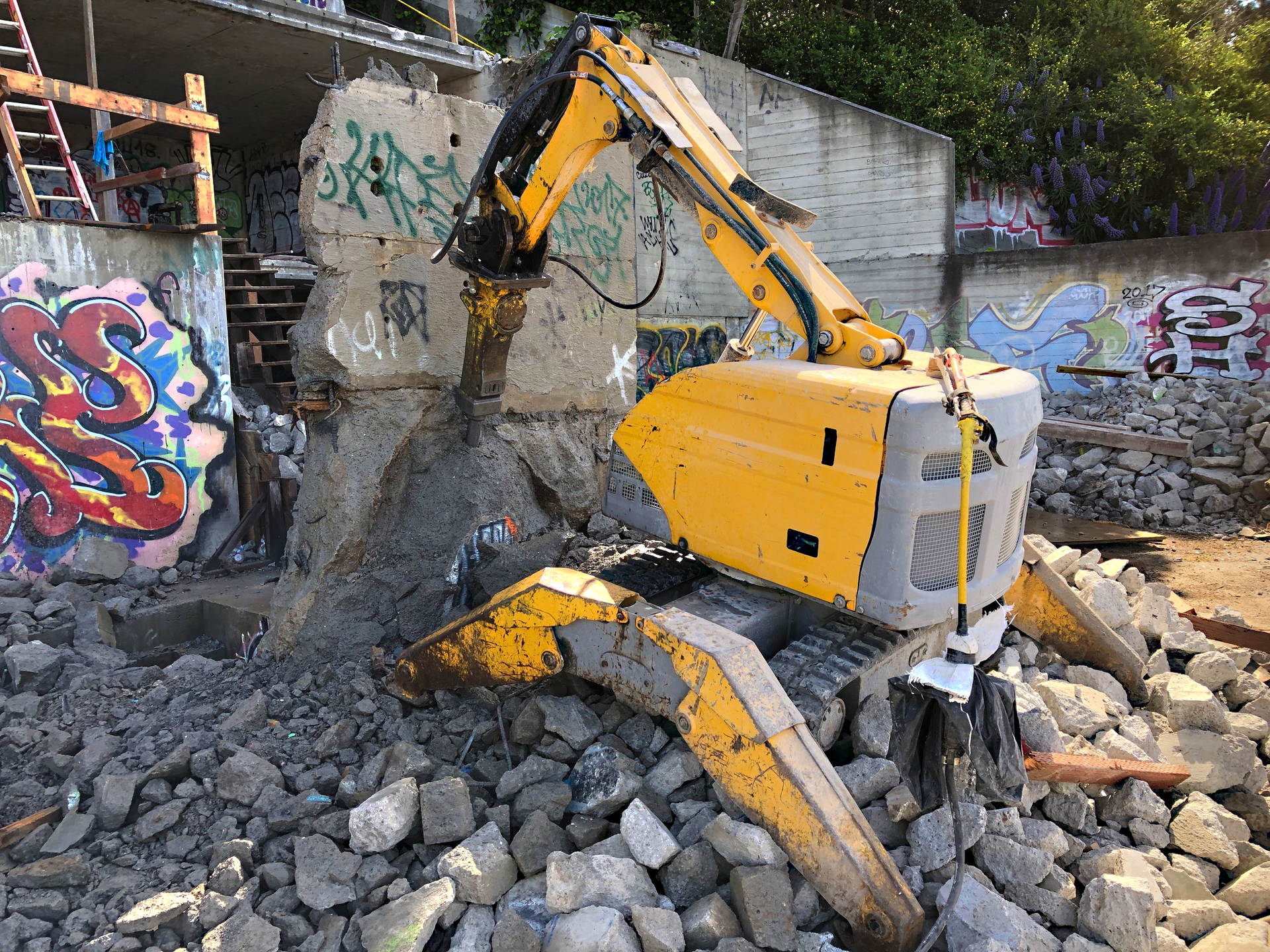 With the Brokk machine Jamba Construction demolished 1,200 cubic yards of concrete and lava, completing 60% of the overall demolition.