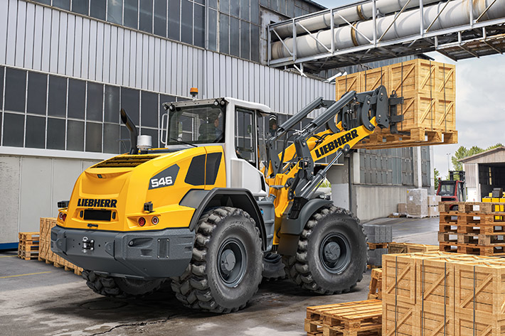 A new Liebherr L 546 wheel loader in operation. The parallel kinematics are suitable for use with a forklift.