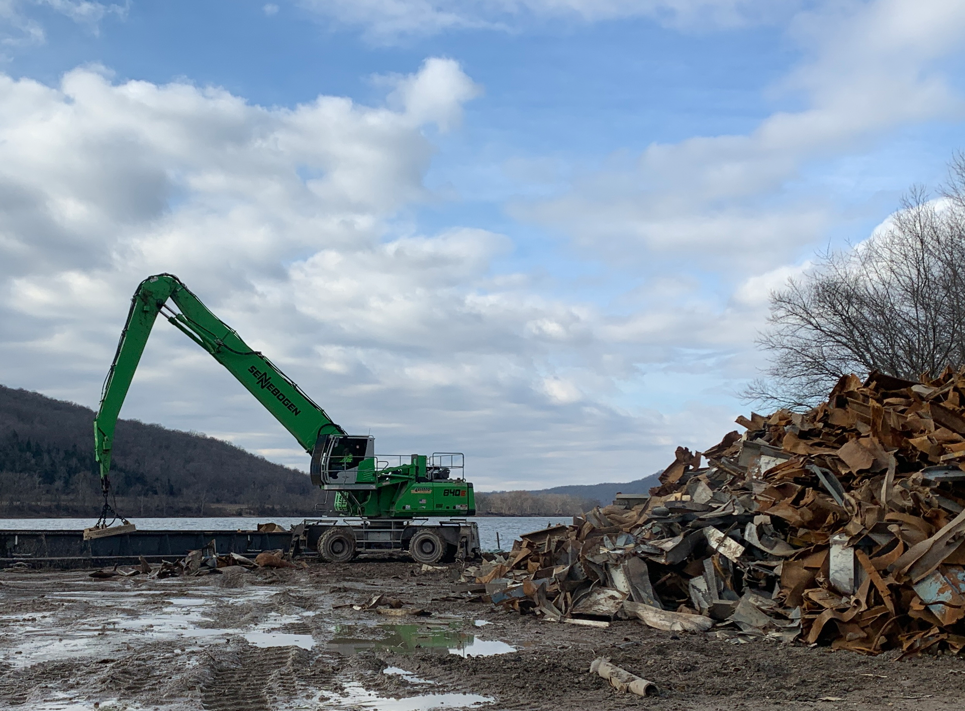 A Sennebogen 840 M was used on a power plant project in Ohio, where barge loading operations required a heavier machine with longer reach.
