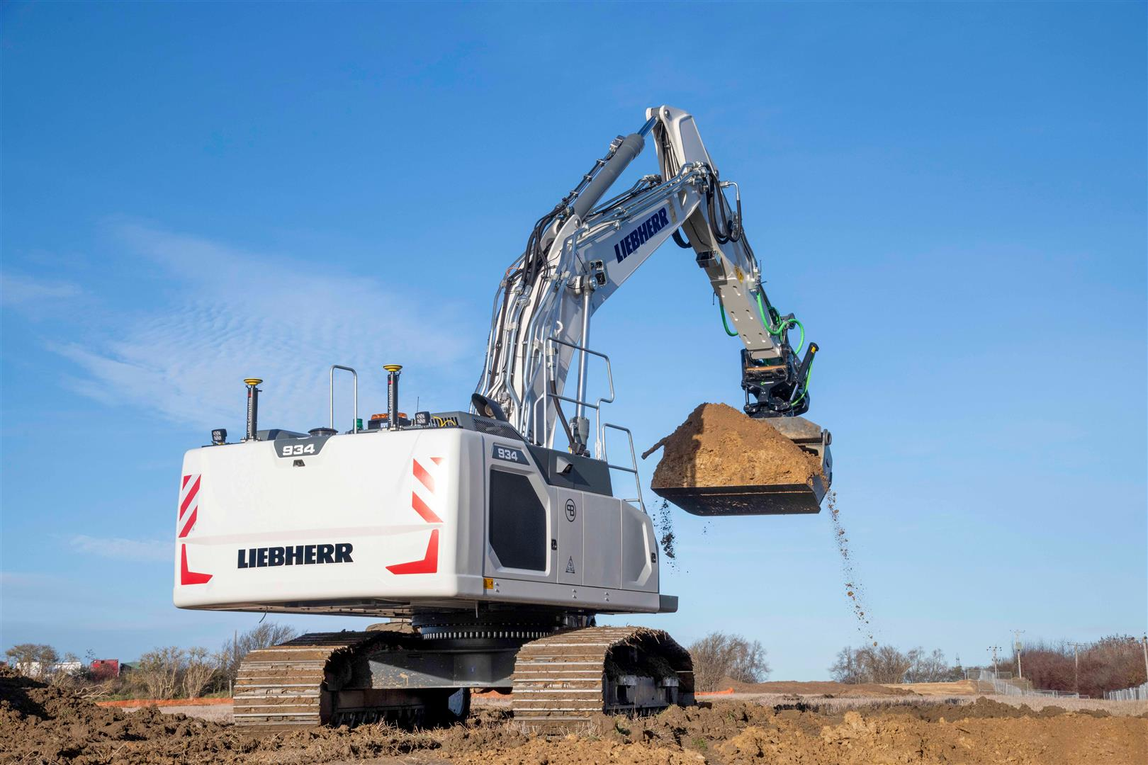 The machine delivered to Brad-Pave is a generation 8 R 934 crawler excavator with Leica 3D passive system, which will be updated with a semi-automatic system featuring an automatic inclination/rotation function.