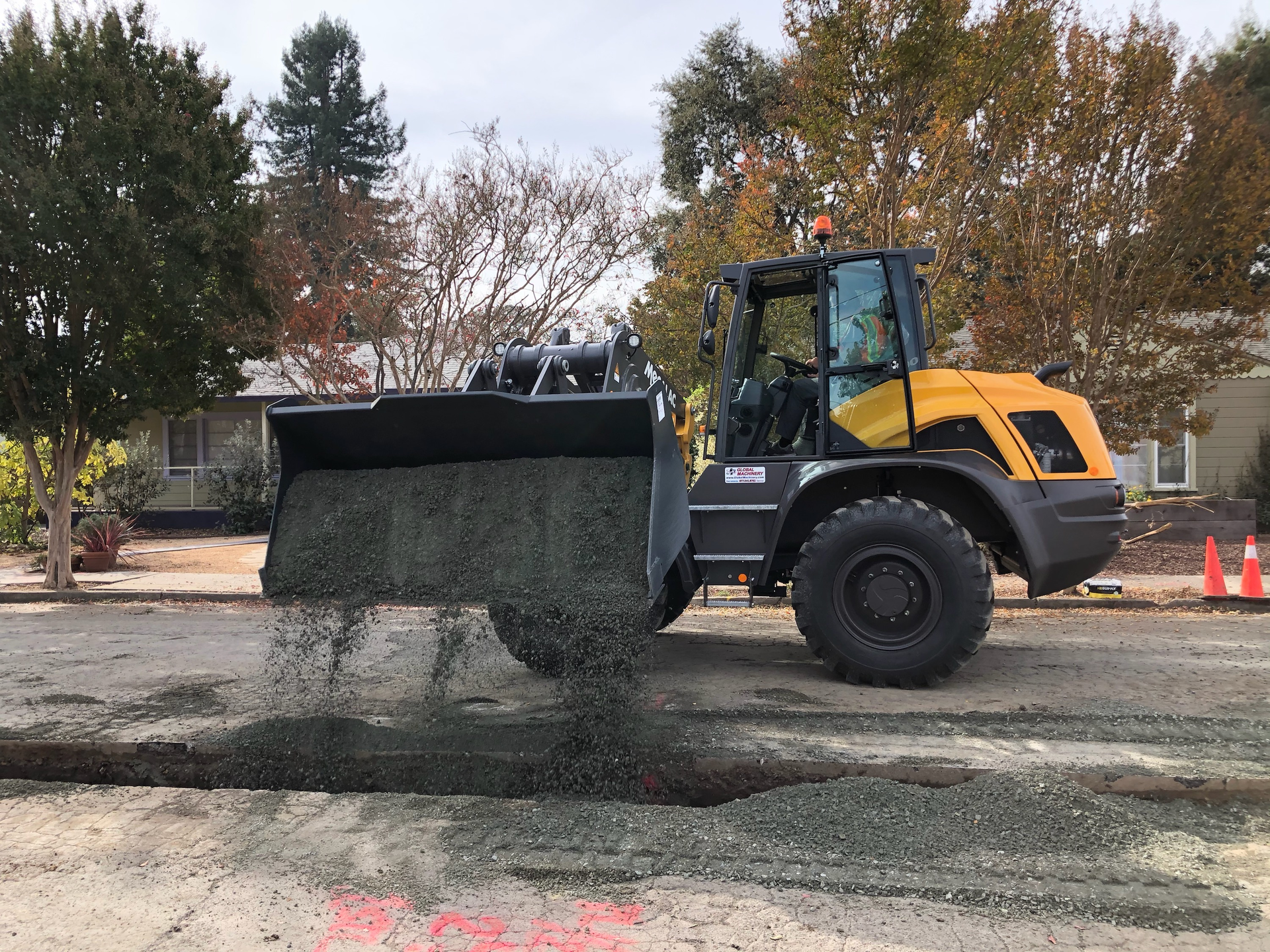 The swing loader provides stability with maximum mobility and the ability to complete tasks in a very limited space. The ability to swing the attachment around limits the need to drive and reposition the machine.