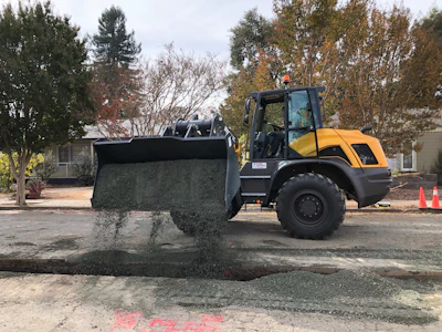 The swing loader provides stability with maximum mobility and the ability to complete tasks in a very limited space. The ability to swing the attachment around limits the need to drive and reposition the machine.