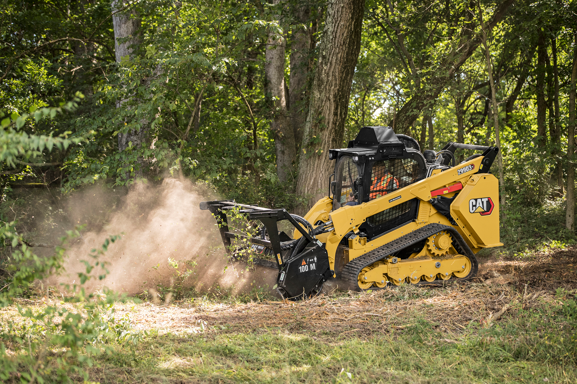 Caterpillar's largest compact track loader, the 299D3 XE, delivers outstanding performance when powering high production hydromechanical attachments like mulching heads. This machine supplies a 110-gross-hp engine that combines with a 40-gpm high-flow/high pressure hydraulic system, delivering a hydraulic horsepower rating of 94 hp.