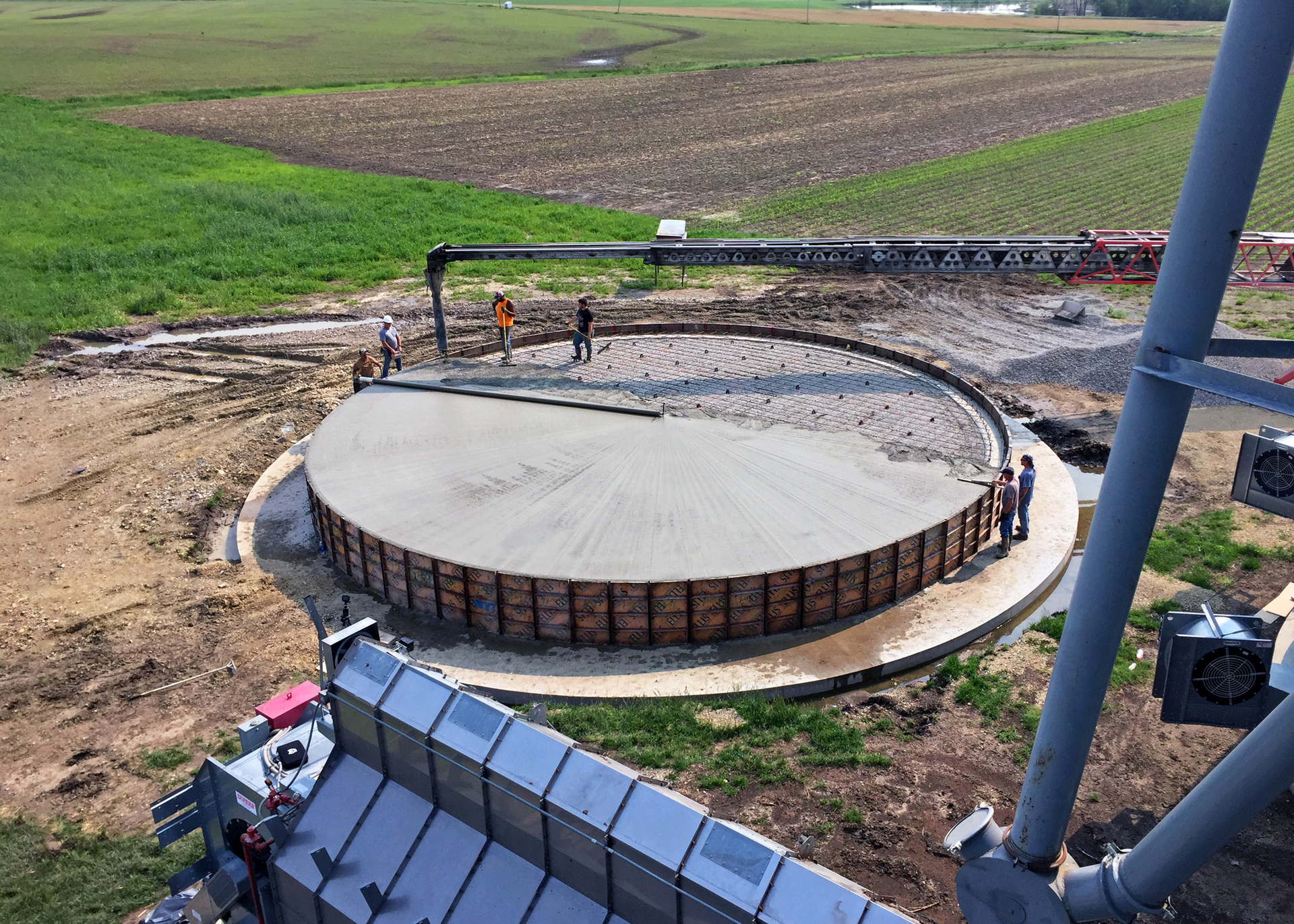 Battery-powered roller screeds are suited for remote applications. They have no cords or hoses and can be easily operated in remote environments with a limited power supply.