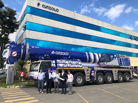 From left to right: Marcos Cunzolo (General Director, Cunzolo), Anilton Leite (Sales Manager, Tadano Brazil), Rodolfo Cunzolo (President, Cunzolo), Masatoshi Hirano (President, Tadano Brazil), and Renata Cunzolo (Financial Director, Cunzolo).